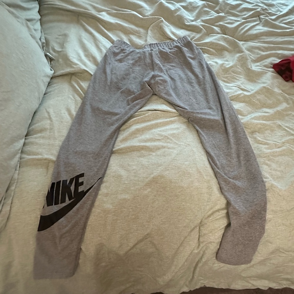 LIKE NEW NIKE LEGGINGS - Picture 2 of 3